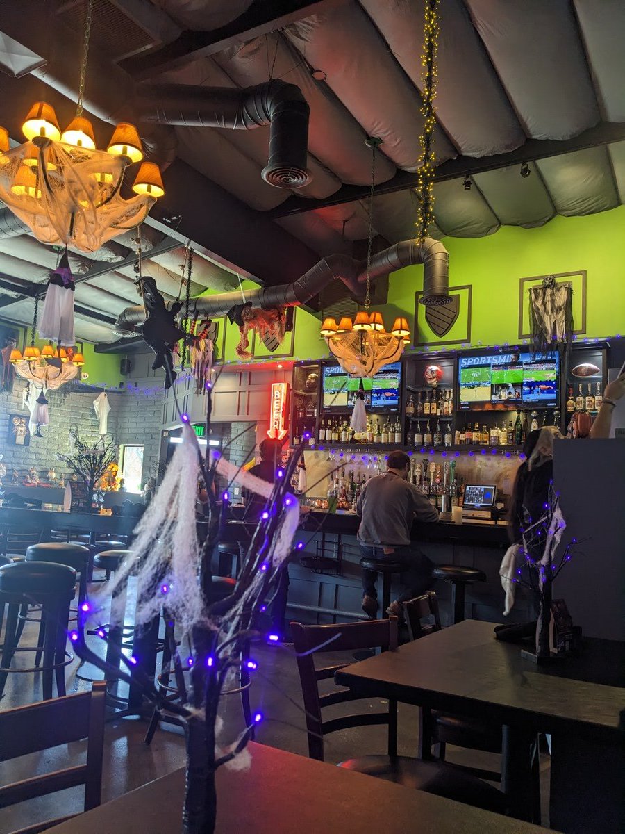 The_B_Company's tweet photo. #TheMorrison in #Burbank is decked out for #Halloween! 🎃🍸 https://t.co/f1bxB88WmX