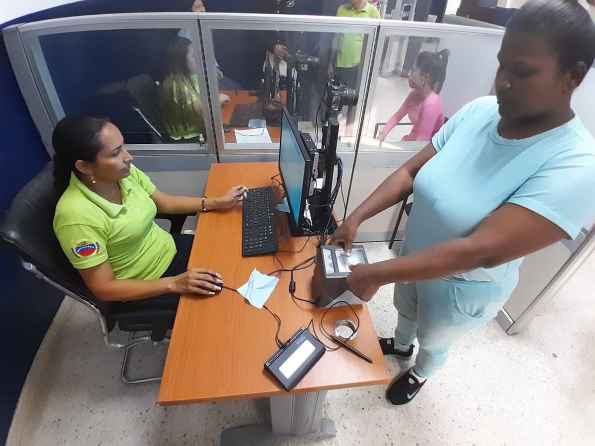 Derecho_paz's tweet photo. Desde el estado Zulia, de la mano con el Servicio Administrativo de Identificación, Migración y Extranjería #Saime se realiza, jornada de cedulación a 32 privadas de libertad del Centro de Formación Femenina Ana María Campos I. https://t.co/afOjWnLNy1