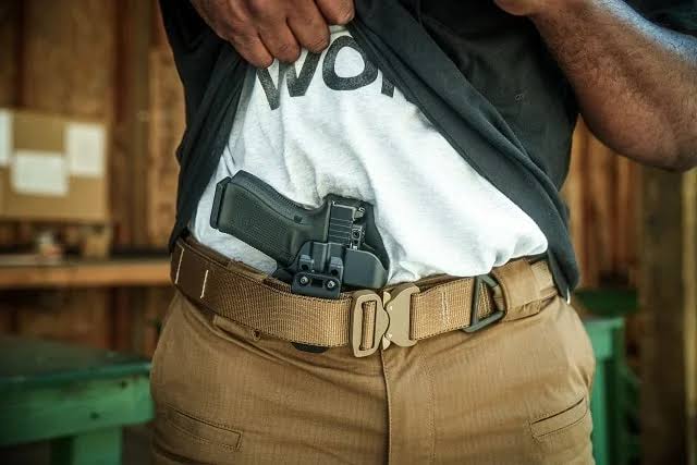 "Bir silah taşıyorum; çünkü bir polisi pantolonumun içine sokamam."

Amerikalı küffarın, hakkında makale yazılacak kadar güzel bir sözü...