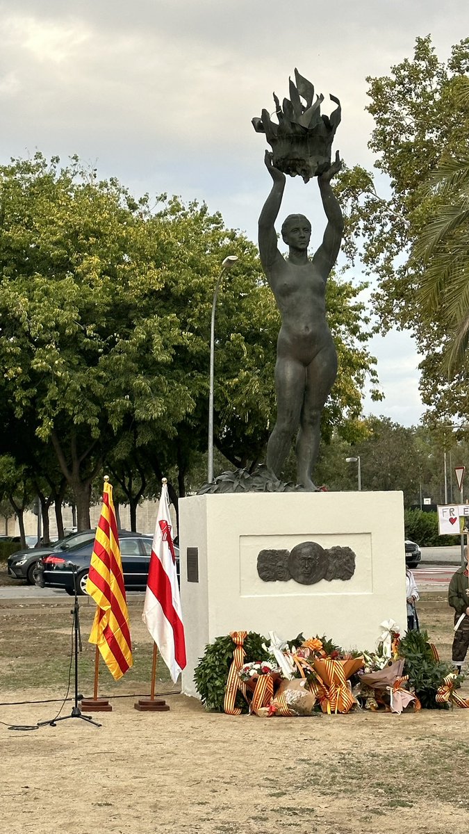 molletencomu's tweet photo. Ahir vam assistir a l’Ofrena floral al Monument de Lluís Companys, en homenatge al 83è aniversari de la seva mort en mans del franquisme.
#mollet #homenatge #republicanisme #encomupodem https://t.co/w61PQMRjLm