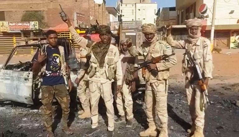 3ngraibNews's tweet photo. مليشيا الدعم السريع تمارس عمل الحكومة في مناطق بالخرطوم

#التغيير | مليشيا الدعم السريع شرعت في تنظيم المواصلات والأسواق وفتحت مراكز صحية ومحاكم ونيابات في عدد من مناطق العاصمة الخرطوم.
الخرطوم: التغيير
كشف شهود عيان لـ«التغيير» عن شروع مليشيا الدعم السريع في ممارسة عمل الحكومة في عدة مناطق بالعاصمة السودانية الخرطوم.
وأكدوا أنها فتحت أقسام شرطة بجنوب الخرطوم والحاج يوسف بشرق النيل، بجانب فتح نيابات ومحاكم يديرها موظفون يتبعون لها بعد توقف جميع المحاكم والنيابات بسبب الحرب، كما بدأ العمل في المحكمة الجنائية لمحاكمة المتشبه في صلاتهم بالجيش، والمجرمين الآخرين.
وينتشر عناصر الدعم السريع في مناطق واسعة من العاصمة الخرطوم منذ اندلاع حربهم ضد الجيش منتصف أبريل الماضي، ويقومون بنشر ارتكازات والتحكم في حركة المواطنين، الأمر الذي دفع كثيرين لمغادرة مساكنهم.
سجن ومحاكم
وبحسب مواطنين تحدثوا لـ«التغيير»، فإن مليشيا الدعم السريع فتحت سجن سوبا، بجانب وجود معتقلات في المزرعة الصينية جنوب السلمة- البقالة والمدينة الرياضية.
وأفادوا بأن الشرطة العسكرية التابعة للمليشيا نظمت حملة واسعة على ما أسمته الظواهر السالبة حيث تم حرق أسواق دقلو و��ماكن بيع الخمور في مناطق مايو والصهريج عد حسين وجوار السوق المركزي الخرطوم.
وأكدت مصادر «التغيير» أن حرق الأسواق لمنع تسرب عناصر الدعم السريع المتفلتين إلى الأسواق أثناء سير المعارك.
كما شرعت الشرطة العسكرية للمليشيا في تنظيم المواصلات والأسواق بعدد من المناطق بجنوب الخرطوم، وبحسب ��لشهود تم فتح مركز صحي بحي الأزهري.
وقال مواطنون إنهم استردوا حقوقهم ومنهوباتهم بعد فتح بلاغات في محاكم الدعم السريع ودفع الرسوم المقررة.
فيما وصف آخرون المحاكم والنيابات بالعشوائية التي لا تتوفر فيها أبسط مقومات العدالة ولا دفاع ولا محامين، وأشاروا إلى أن السارق والشرطي والقاضي كلهم يتبعون للدعم السريع أحياناً.
ارتكازات ورسوم
إلى ذلك، شكا مواطنون من وجود ارتكازات لمليشيا بمناطق الحاج يوسف تقوم بفرض رسوم مرور تبدأ تصاعدياً من ألف جنيه للراجلين وتتدرج حتى تصل إلى 10.000 جنيه لأصحاب السيارات والمواتر و«الركشات» و«الكاورو» بحسب المنقولات، ودفع رسوم مرور لأصحاب المواتر.
وتعتبر مناطق جنوب الخرطوم والحاج يوسف من أكثر المناطق المأهولة بالسكان حيث لم يغادر عدد كبير من المواطنين منازلهم، فيما تشهد الخدمات تذبذباً لكنها تعتبر أفضل الأحياء حاليا بالعاصمة من حيث المياه «آبار» والكهرباء، وتعمل المواصلات بشكل متقطع من وإلى السوق المركزي الخرطوم.
وتشهد مناطق جنوب الخرطوم بين الحين والآخر سقوط قذائف للطيران ودانات «عشوائية».
ودرجت مليشيا الدعم السريع منذ فترة على نشر أخبار عن تفقد عدد من قادتها للمواطنين بمناطق في الخرطوم، والإعلان عن تقديم مساعدات إنسانية وإعادة فتح مراكز صحية ومحطات مياه وصيانة إعطال، مشيرة إلى أن ذلك بتوجيه من قائدها محمد حمدان دقلو «حميدتي».