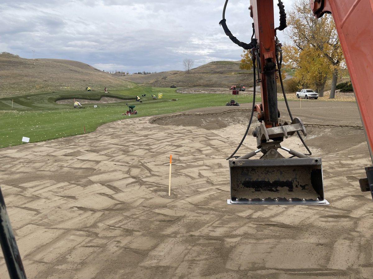 bohnysty's tweet image. Good progress the last couple of weeks, new bunkers on 11 and 14 at Lethbridge country club @LethbridgeCC @jeff_mingay @OCGolfDesign