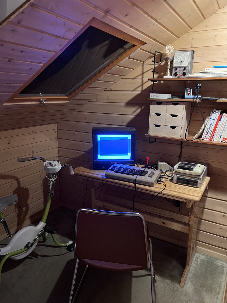 RetroboyTobi's tweet photo. Ich war neulich im #computerspielemuseum in Berlin. Einen Besuch kann ich nur empfehlen, vor allem von den kleinen Inseln, in denen sie mit viel Liebe zum Detail, Räume aus verschiedenen Jahrzehnten nachgebaut haben, war ich sehr angetan. 🥰 @CSM_Berlin https://t.co/uzzVDWu8oR