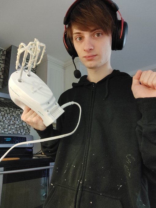 I think I need an apron next time I'm baking a cake ;w; https://t.co/E2jL7C5IsY