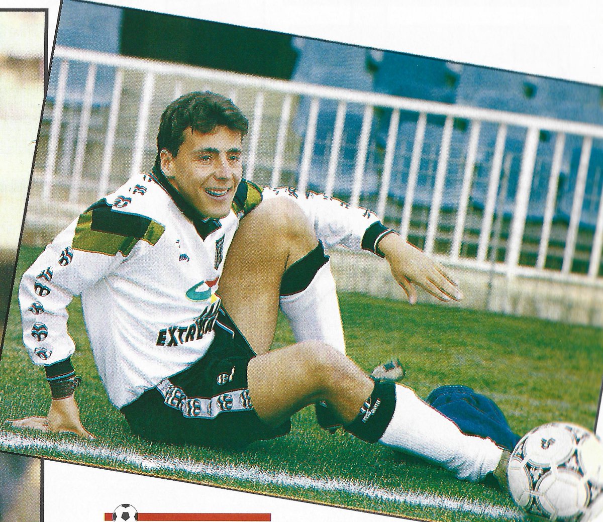 📸 Juan Carlos Quero en el Mérida.

2⃣ El de Fuengirola jugó allí dos temporadas en la categoría de plata (92/94).

🏆 Fue tres veces campeón de grupo en Segunda B, con el Córdoba (2) y con el Castellón.