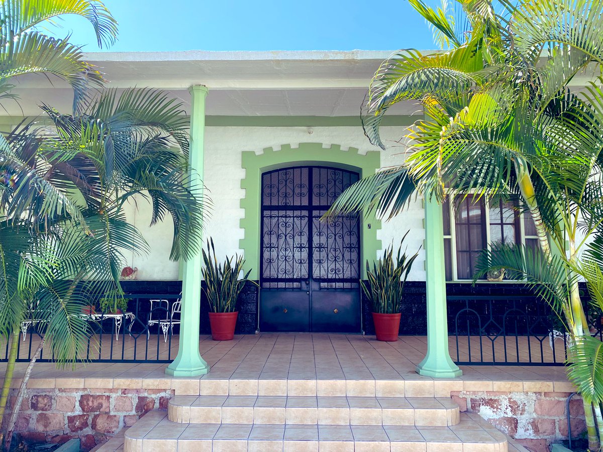 Alexvoy's tweet image. Una de las casas de la zona centro que más me gustan es esta joya en verde y blanco.  Top5