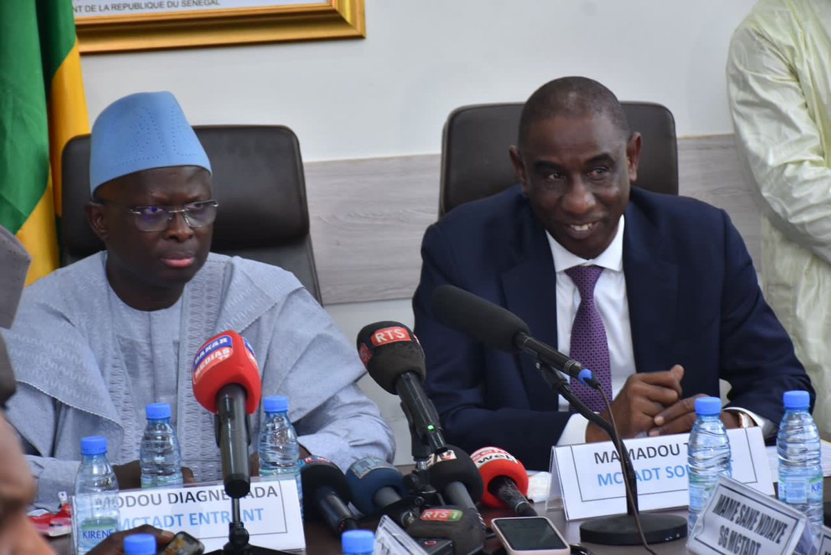 MCTADT : LE MINISTRE SORTANT MAMADOU TALLA PASSE LE TÉMOIN AU MINISTRE ENTRANT MODOU DIAGNE FADA

La cérémonie de passation de services s’est déroulée, aujourd’hui, en présence du personnel, des Associations faîtières des élus locaux et des partenaires sociaux.
#kebetu #mctadt