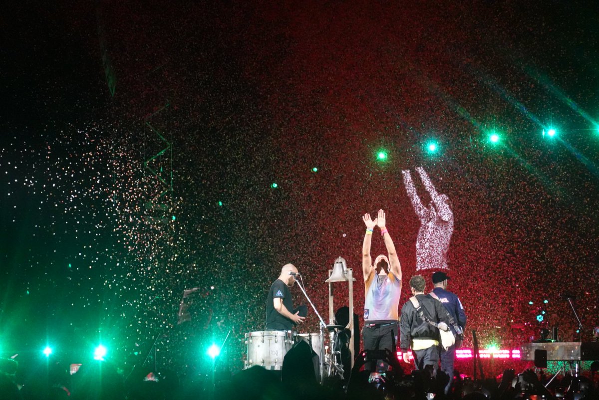 motswt's tweet photo. #ColdplayLA - September 30 | via @hayleyxyloto https://t.co/6Z4GqabWgP