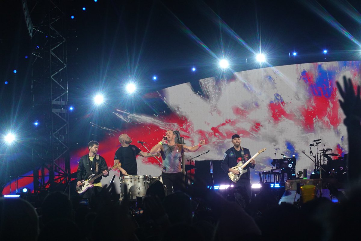 motswt's tweet photo. Viva La Vida #ColdplayLA - September 30 | via @hayleyxyloto https://t.co/snMRqLuO0D