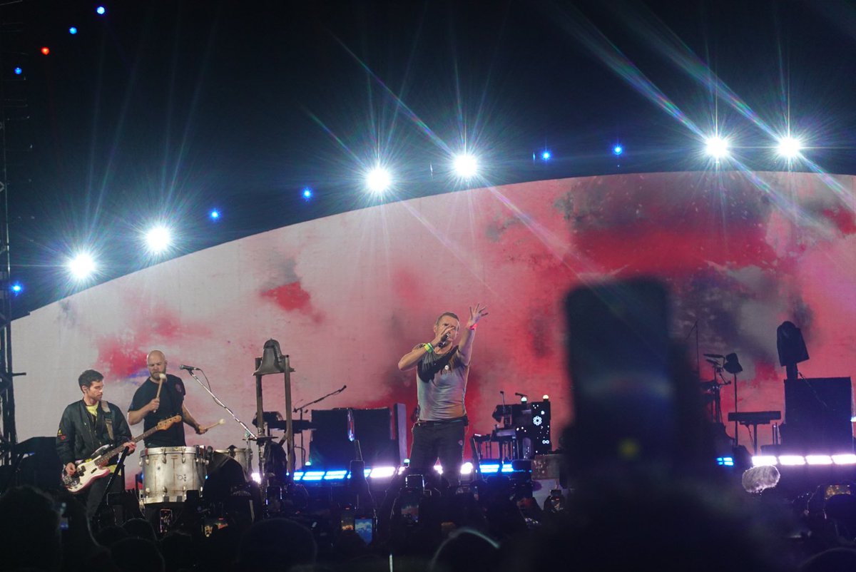 motswt's tweet photo. Viva La Vida #ColdplayLA - September 30 | via @hayleyxyloto https://t.co/snMRqLuO0D