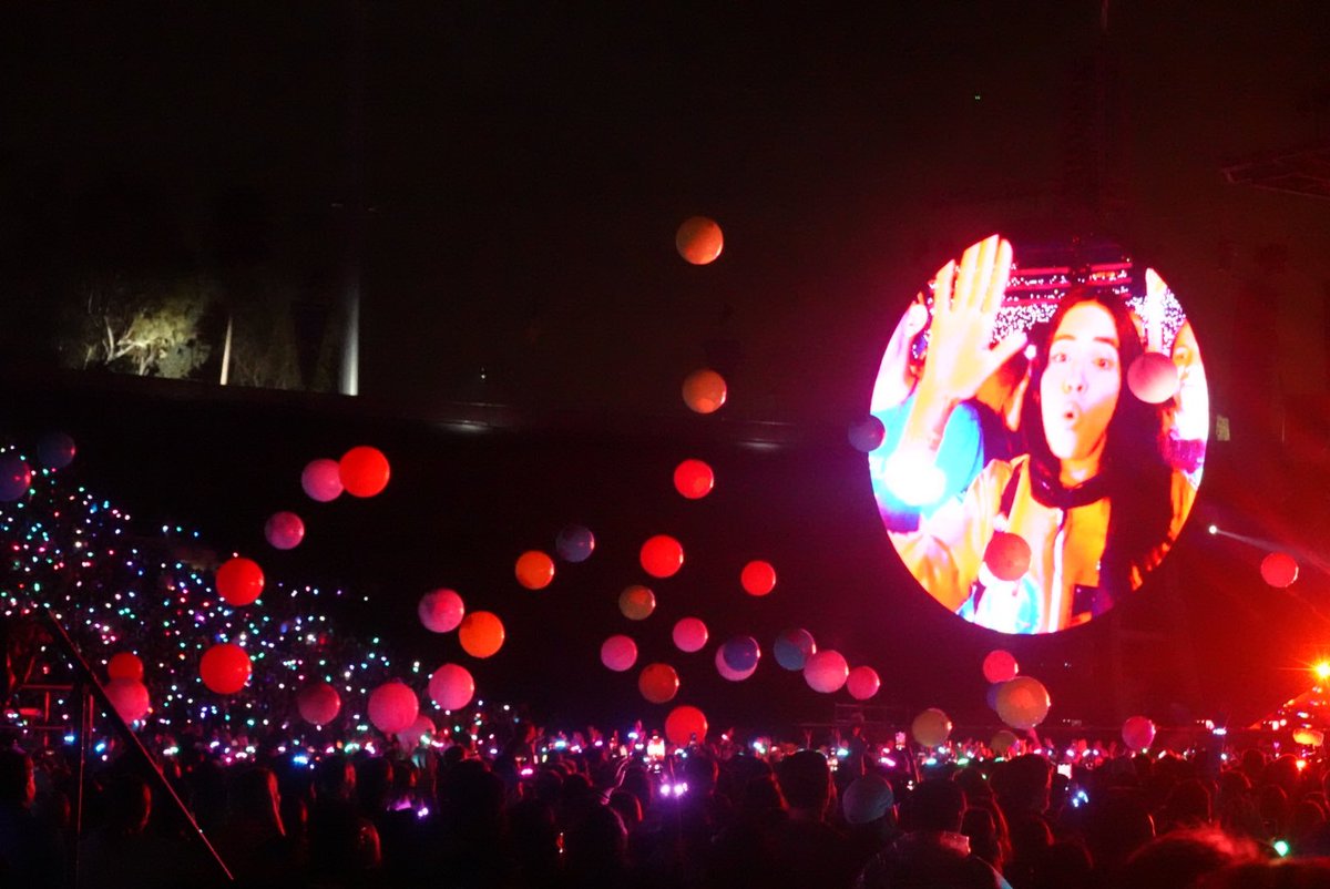 motswt's tweet photo. AOAL and Paradise vibes at #ColdplayLA - September 30 | via @hayleyxyloto https://t.co/6t6qNfk9T0