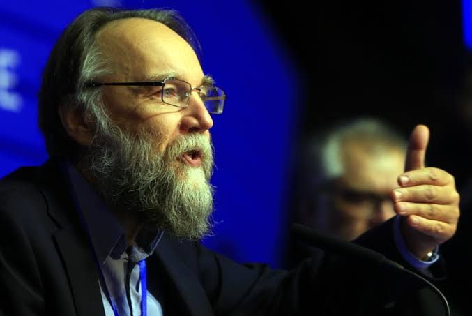 🚨الفيلسوف الروسي ألكسندر دوغين 🚨

يبدو أن الهجوم على المستشفى في غزة والصور الصادمة للأطفال والنساء الذين قتلوا قد أثر على الجميع في العالم. وخاصة المسلمين. ربما لا يوجد مسلم الآن لا يريد الانتقام بأشد الطرق جدية. وهذه ليست سوى مقدمة للإبادة الجماعية، فالعملية البرية لم تبدأ