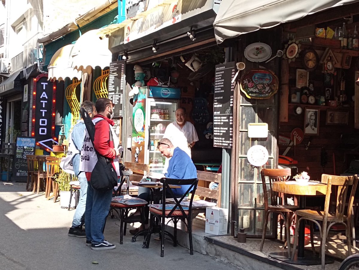 Alsancak bölgesinde müzisyen, motokurye, lokanta, cafe&bar emekçilerine onurlu çalışma ve insanca yaşam için birlik olma çağrımızı ulaştırdık ✊🏾