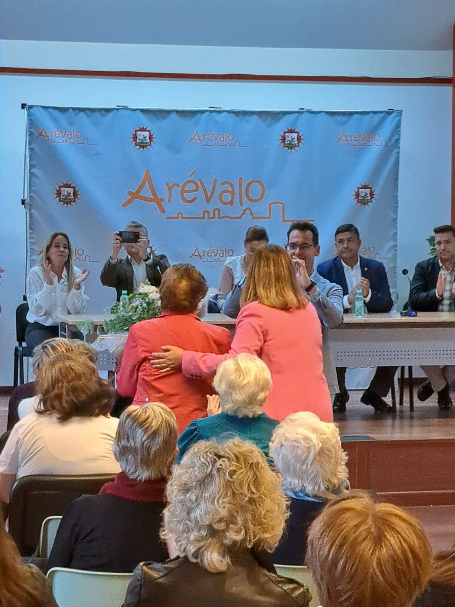 Hoy tuvo lugar en la casa de concejo de #Arévalo un homenaje a la mujer rural.

En este acto se reconoció la labor de 550 personas trabajadoras en ayuda a domicilio, que atienden a 1600 usuarios, en la provincia de Ávila. 

#MujerRural 👩‍🌾

#DiputaciónDeÁvila
