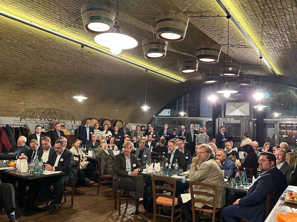 Volles Haus bei unserem Parlamentarischen Abend. Klar ist: Die Baukrise erfordert schnelle Antworten und  die energetische Sanierung des Gebäudebestands muss jetzt voran gebracht werden. Vielen Dank an @DFoest, @Timon_Gremmels, <a href="/BHerrmann_/">Bernhard Herrmann</a>, Lars Rohwer und alle Gäste!