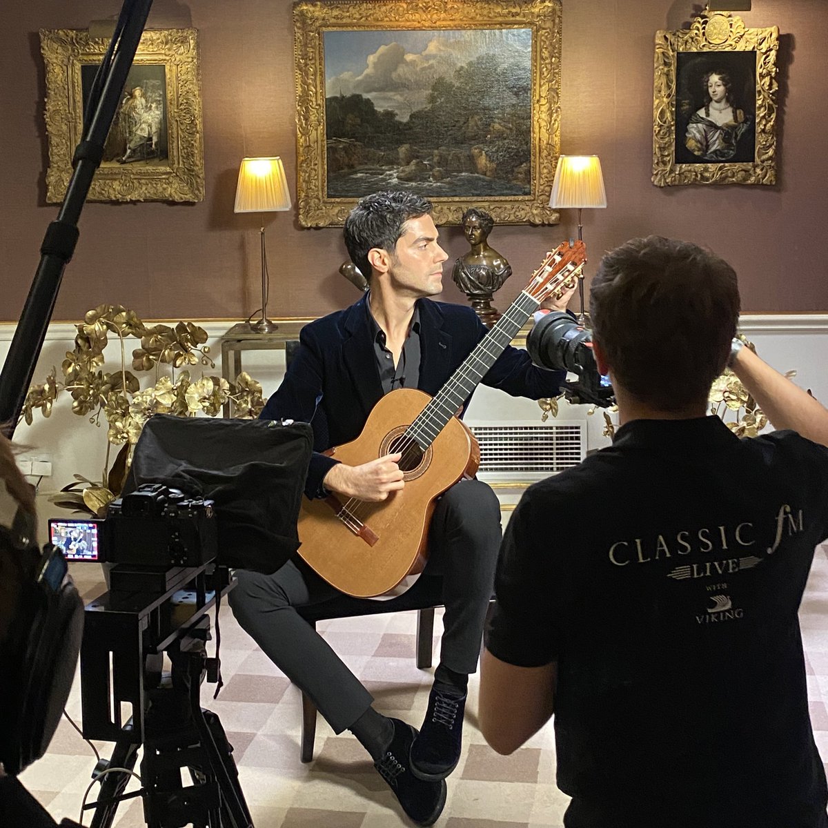 📸 Behind the scenes at Classic FM Live at <a href="/RoyalAlbertHall/">Royal Albert Hall</a> - filming with the fabulous <a href="/MilosGuitar/">MILOŠ</a> and <a href="/global/">Global</a> team. Videos coming soon…