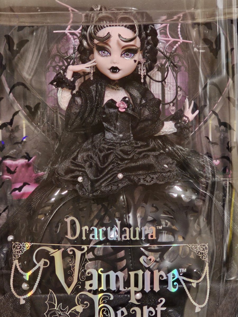 carnivaltozier's tweet photo. SHE'S SO GORGEOUS #draculaura #monsterhigh #vampireheart #vampireheartdraculaura #mh https://t.co/Y1YycL272X