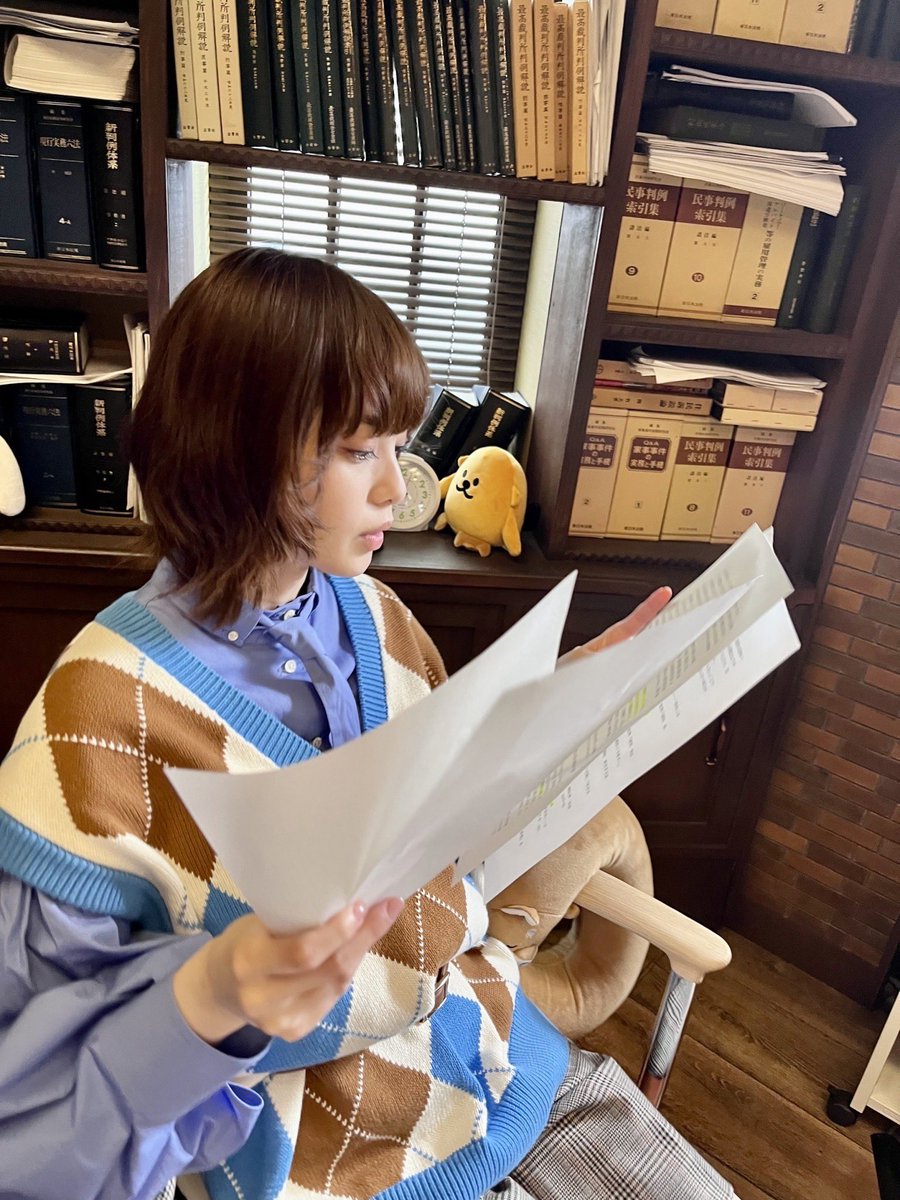uchiben_kin9_cx's tweet photo. 📸オフショ解禁📸

#うちの弁護士は手がかかる

真剣に資料を読んでいる杏ちゃんを…
盗撮しました🤩

バレたら…杏ちゃんに訴えられちゃう⁉️

そんなリスクも感じながら🤣
フォロワーさんのために公開です💕

#撮ったのは蔵前さん
#ムロツヨシ
#平手友梨奈
#フジテレビ
#金9ドラマ https://t.co/jvvDFzffYV