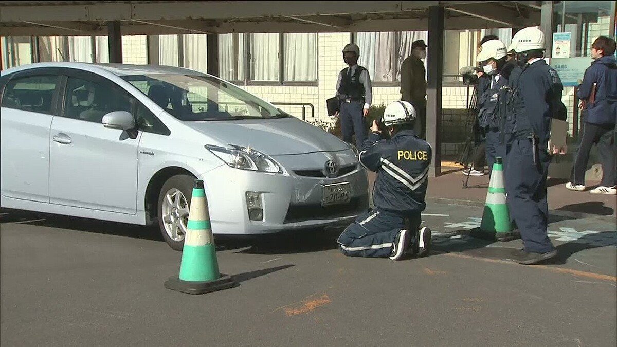 livedoornews's tweet photo. 【操作誤ったか】同じ車に2度はねられた4歳女児が死亡、77歳の運転手を現行犯逮捕 北海道
https://t.co/vt83czNT6t

男が運転する乗用車は、病院の正面玄関前で突然前進して親子をはねたあと、前方の介護タクシーに衝突。その後、バックして女の子を再びひいたとみられている。 https://t.co/znotFkqext