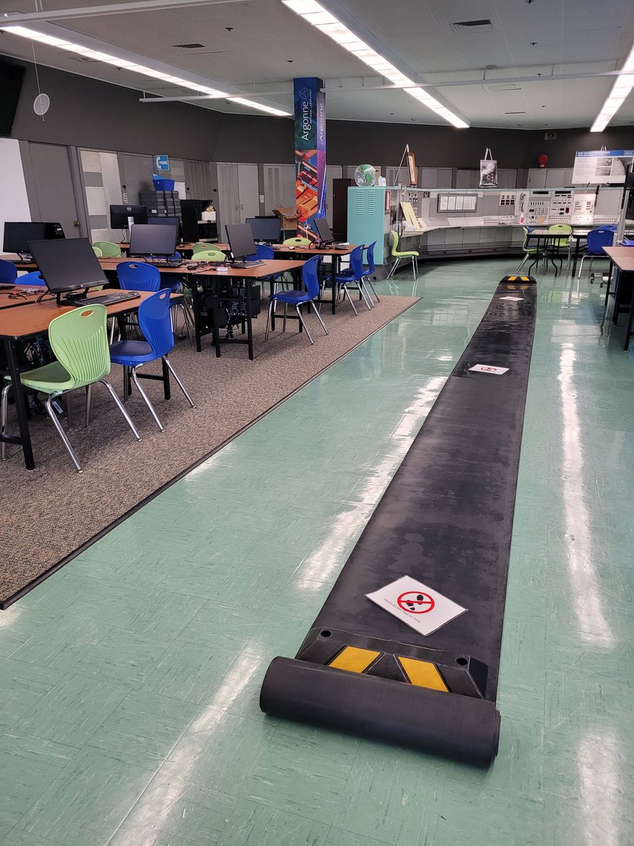 MsPChem's tweet image. Science club @CoEghs @ElkGrove_HS @District214 had a SUPER CHARGED DAY @argonne learning to build a better battery!
2/4