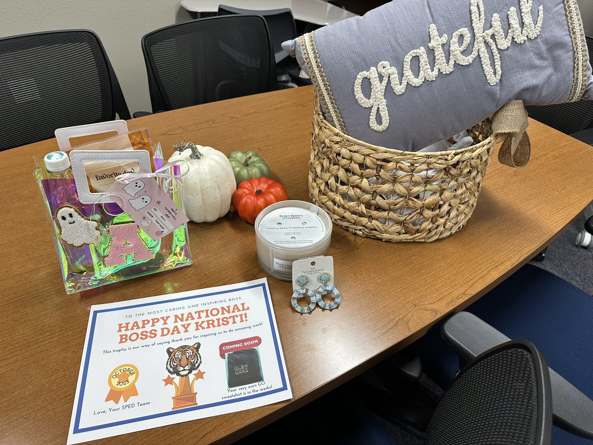I am so blessed to work with an amazing staff <a href="/GlenOaksES/">Glen Oaks Elementary</a>! Im grateful for all the sweet gifts for Boss’s Day! 🥰💐
#mckgo