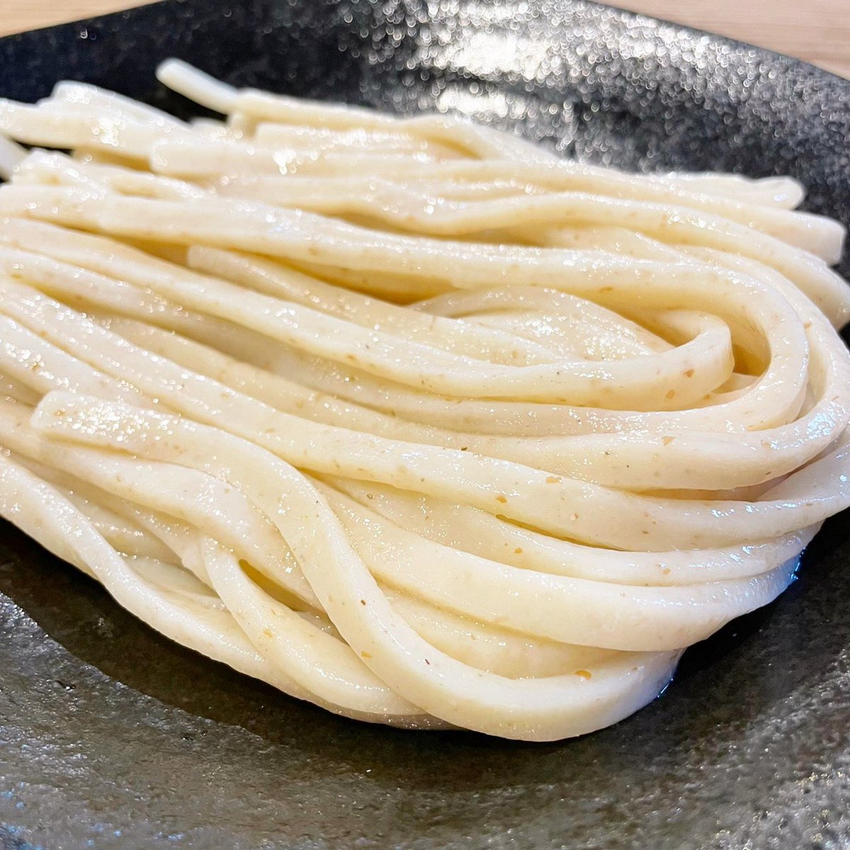 UdonAMERICAN's tweet photo. 昨日閉店のお知らせをさせて頂きましたが、残り少ない営業も全力でやらさせて頂きます🤚

当店の麺の表面に浮く粒々は
表皮、胚芽の全粒粉。
力強い食感を出しております。
噛めば噛むほど、小麦の味が口いっぱい広がります。

最後まで全力で😤
本日もご来店お待ちしております🙇‍♂️ https://t.co/tHKNmg5axI