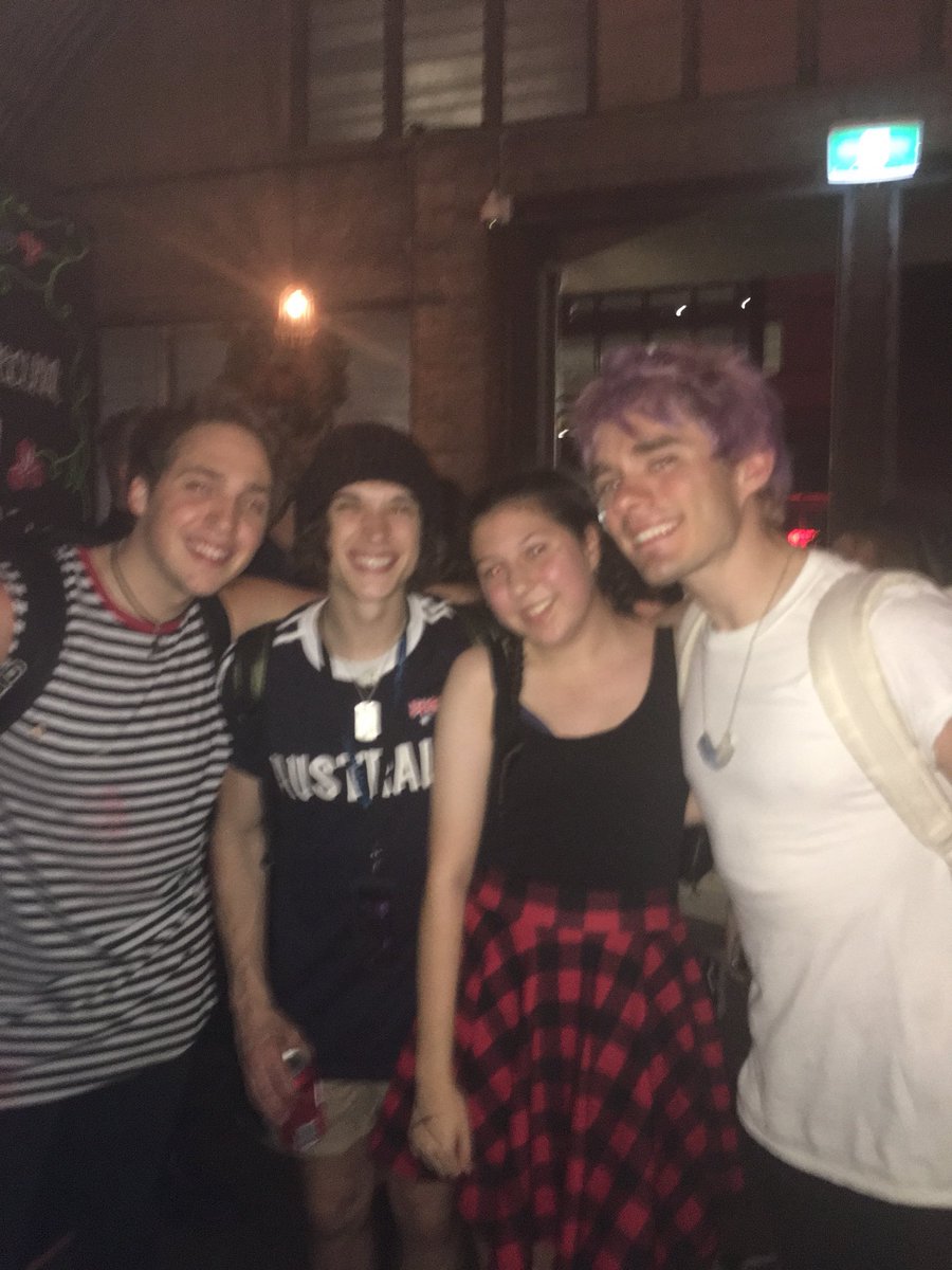 carolinexmarks's tweet photo. First time meeting waterparks vs most recent time meeting waterparks 🫣 https://t.co/oIK1HRGJJK