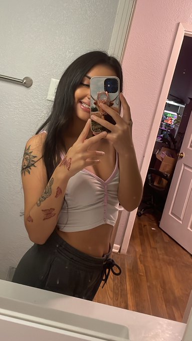 Live with some Val then switching to fort with viewers later 🥰  https://t.co/Uv8jVMaLtk https://t.co