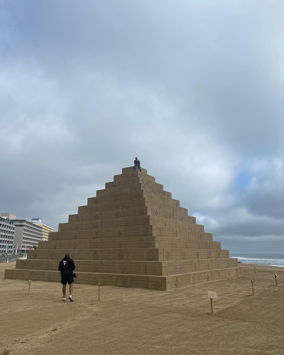 _MichaeI's tweet image. shot @Pharrell on the Louis Vuitton pyramid 🫨
