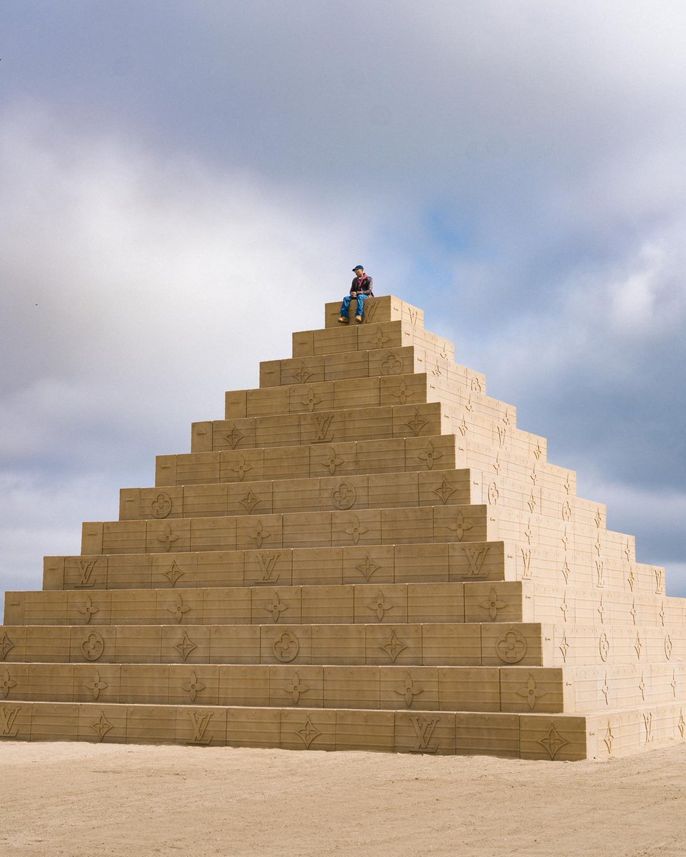 _MichaeI's tweet image. shot @Pharrell on the Louis Vuitton pyramid 🫨