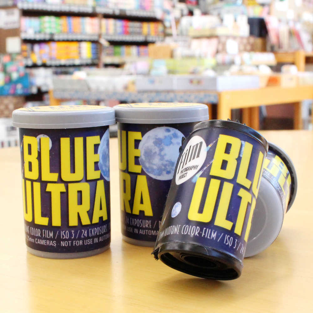 champcamera's tweet photo. BLUE ULTRA COLOR by #みすずが丘 店(#あざみ野)
超低感度『#ISO3』の #カラーネガフィルム。
滑らかで柔らかい青/紫の色合いがとてもユニークです。
マニュアル露出可能なカメラでのご使用がオススメ。
#BLUEULTRACOLOR #フィルム #江田 #市ヶ尾 #田園都市線
https://t.co/OrvO8maWIU https://t.co/notztYDAwy