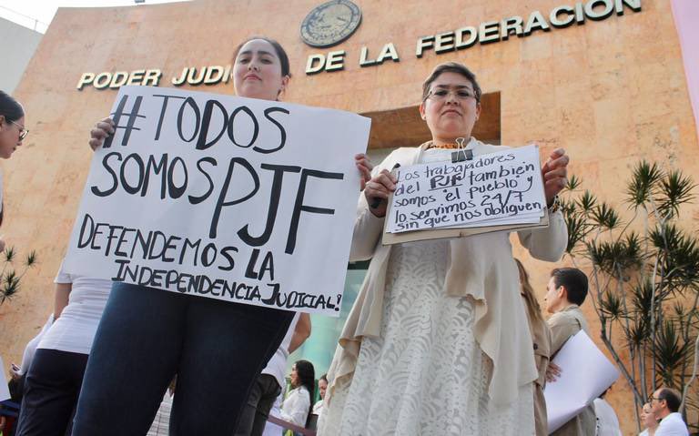 ¡Manifestación! Empleados del #PoderJudicialDeLaFederación bloquearon por cinco horas el acceso al Paradero Norte de la estación de metro Cuatro Caminos. Protestaron así en oposición a la eliminación de los Fideicomisos #Manifestación #Bloqueos #Fideicomisos #PJF