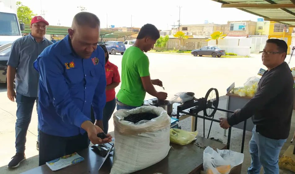 jesusmarcanott's tweet photo. De la mano de @CordagroAnz y  @MinAgriculturaV  hoy realizamos una Mega Jornada Social de venta de alimentos con precios accesibles🥕🍅 dirigido a nuestros trabajadores del Minhvi Anzoátegui,  en aras de brindar sustenbilidad a sus hogares y mejorar su calidad de vida💪 https://t.co/1az64XChjh