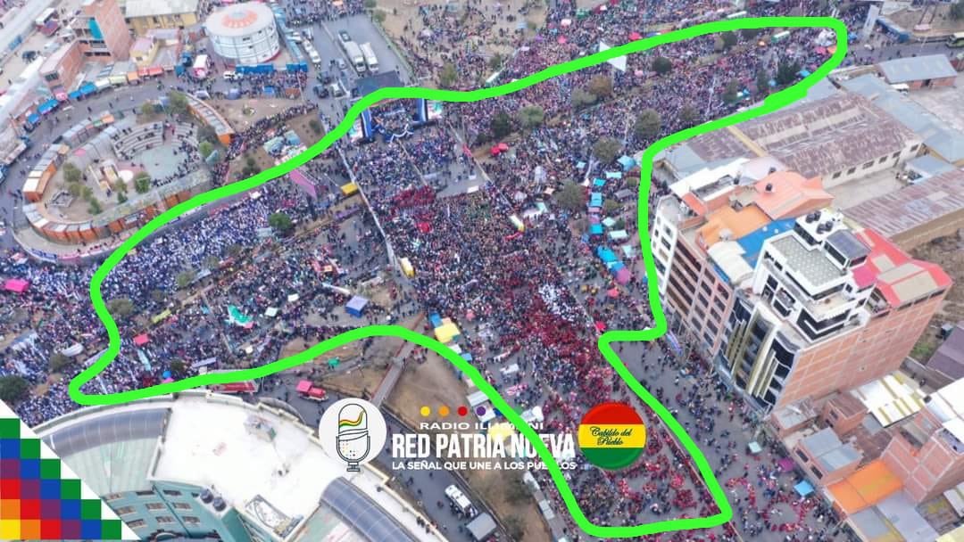 CesarDockweiler's tweet photo. IMAGENES QUE ATESTIGUAN QUE NO HUBO MÁS DE 60.000 PERSONAS EN EL CABILDO.
Por las imágenes máximo han ocupado 8 cuadras (800 mts.). Estas avenidas tienen 30 mts. de ancho. Eso equivale a 24.000 metros cuadrados.
En un concierto entran 3 personas por metro cuadrado. Acá se ven muchos espacios vacíos. Por tanto no llegaron a congregar ni a 60.000 personas.
