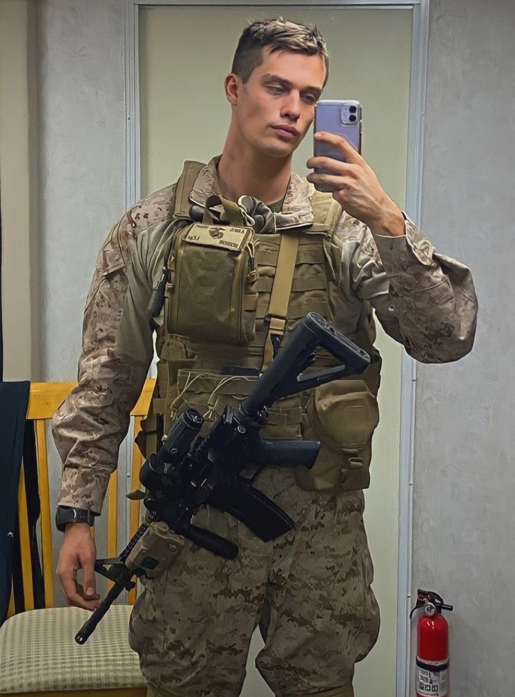 utterlydima's tweet image. I look so much more buff in gear than I actually am.