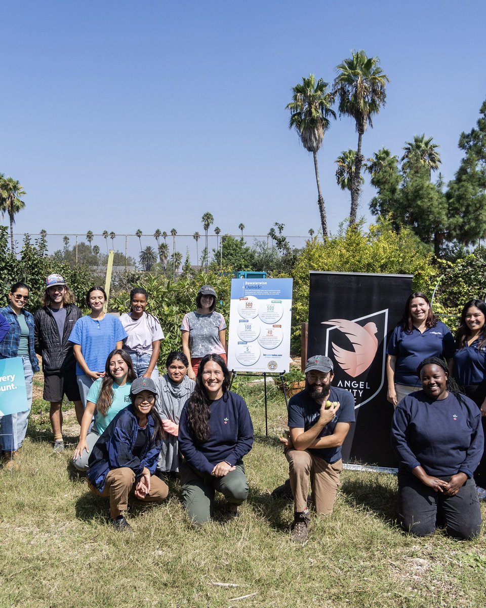 weareangelcity's tweet photo. We're on a mission to save water, so we teamed up with @gardenschoolLA, @saveourwater, and @mwdh2o to make LA more sustainable and water efficient!
Thanks to our 10% model we've supported a water audit and upgrades to the @24thElementary garden irrigation system! https://t.co/g1IFLlUyA6