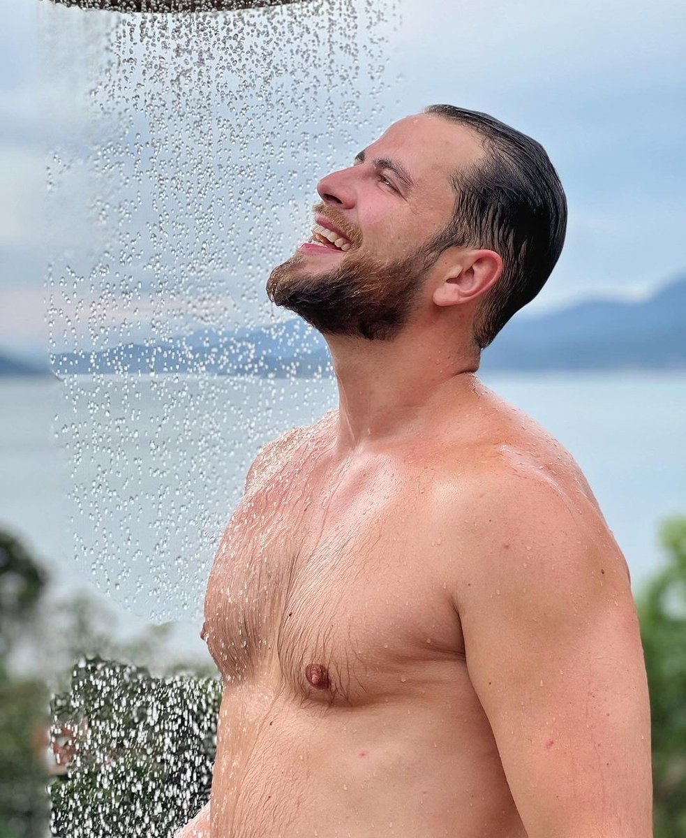 homensbbb's tweet photo. Apenas água e o Gustavo Beats era o suficiente para mim, pqp que homem https://t.co/zFDLIReWgp