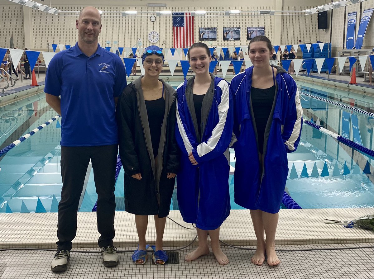 BCSDBlueDevils's tweet photo. Celebrating our seniors and their families today from @BportGirlsSwim
#ThankYou #BlueDevils4ever https://t.co/Qn42sba4wK