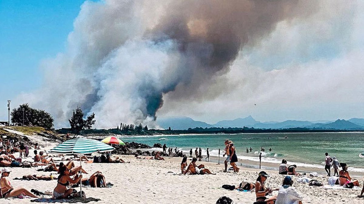 joellegergis's tweet photo. Woke up in Perth to the smell of bushfire smoke following record breaking heat. Fly back east to find my neighbourhood filled with smoke from this fire burning 25km away. This image pretty much sums up Australia’s attitude towards climate change. Photo credit: si.richo Instagram https://t.co/hUUkoLXD2c