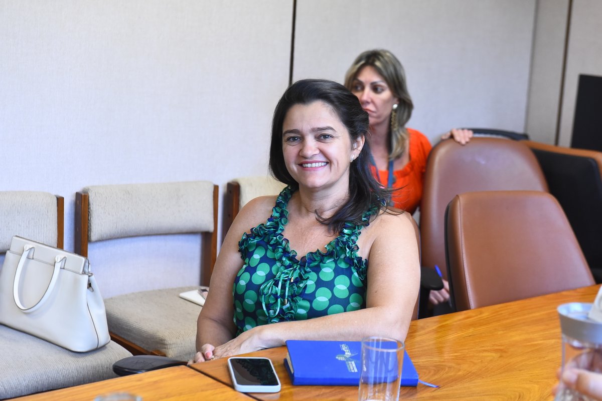 psdcamara's tweet photo. Os deputados do PSD reuniram-se hoje (17) para analisar e discutir a pauta de votações – tanto do Plenário, quanto das comissões da Casa. A bancada sempre busca a união e o consenso nas matérias que dizem respeito às vidas de tantos brasileiros. #ReuniãoDeBancada #TimePSD https://t.co/otKoN5SjiP