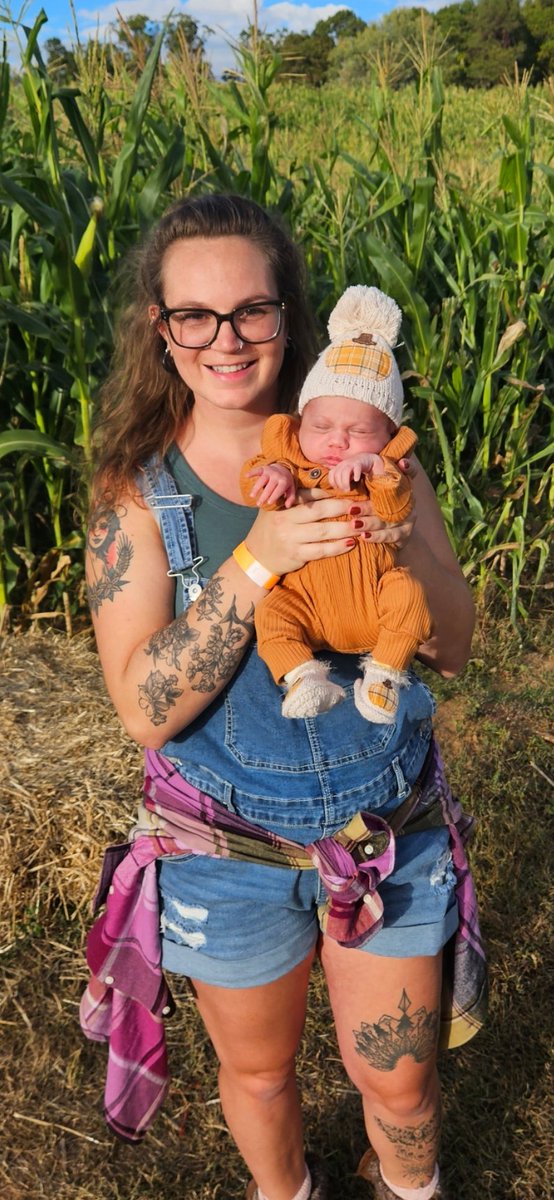 Hi sorry I been gone, life has been so good with this cutie pumpkin

I'm enjoying slow days filled with doodles n snugs