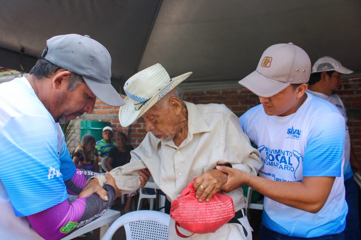 ComunitariosES's tweet photo. ¡PROMOVIENDO SOLUCIONES PARA LAS COMUNIDADES!
El día sábado, llevamos ayuda y esperanza a cientos de santanecos.
Atención médica, medicamentos, sillas de ruedas y sonrisas para los más pequeños.
#JornadasMédicas
#FilialSantaAna
#ComunitariosES https://t.co/uHBqbLHmlM