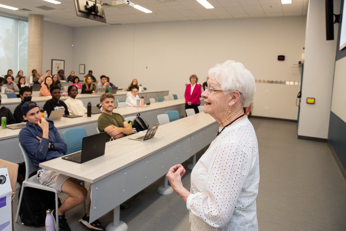 🏥 La semaine passée, nous avons célébré le transfert de la salle Marie des Anges Loyer au 200, avenue Lees! Cette occasion mémorable a mis en valeur notre plus grande salle de classe. Un grand merci à Mme Loyer pour son impact sur nos étudiantes et étudiants! #SciencesDeLaSanté