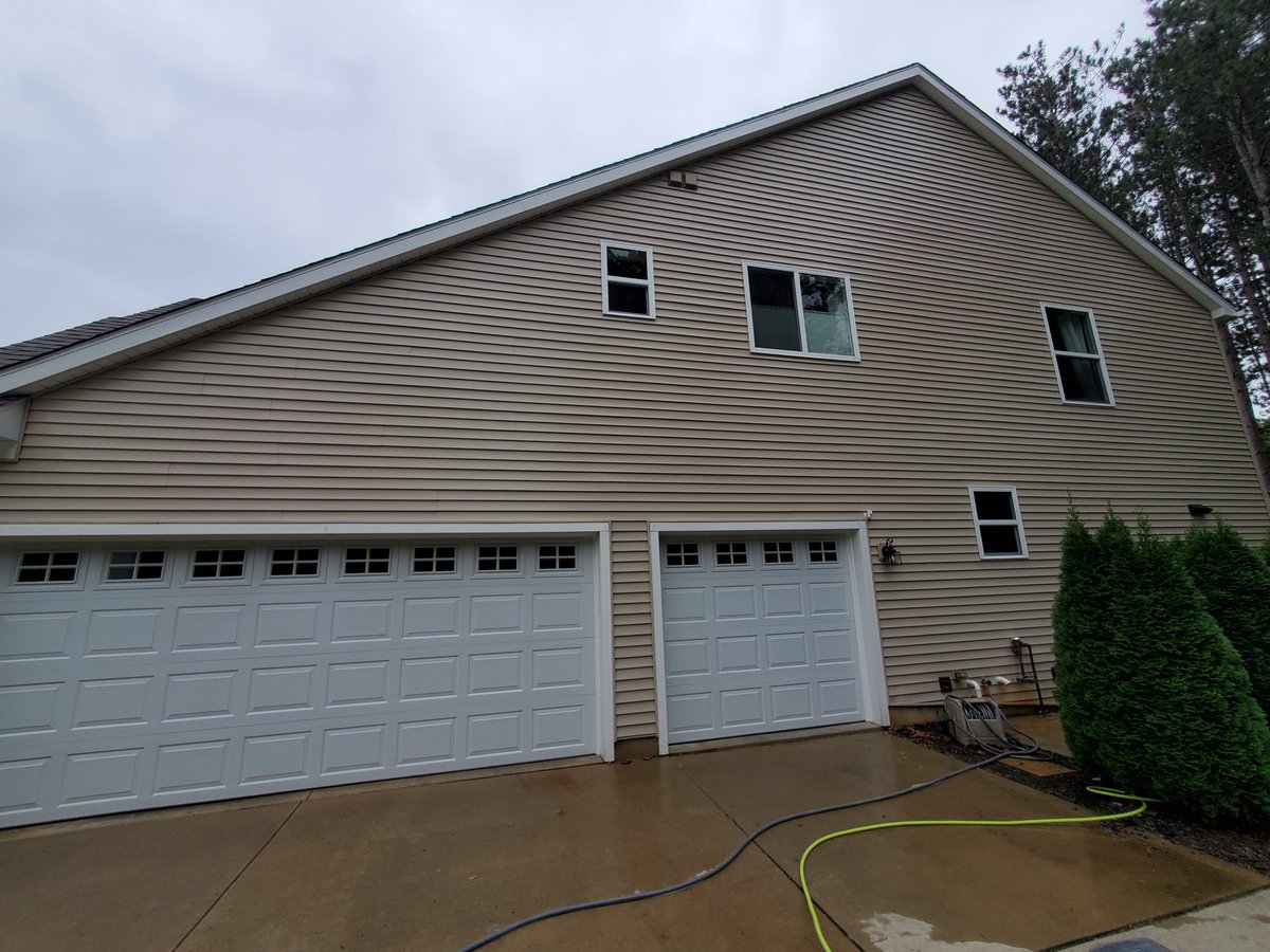 EandSPowerWash's tweet image. House washing in Brighton, Michigan #BeforeandAfter #ShareThisPage #HouseWash #HouseWashing #SoftWash #SoftWashing #HouseSoftWash #PowerWashing  #PressureWashing #HouseSoftWash #HouseSoftWashing #ExteriorHouseWash #ExteriorHouseWashing #ExteriorCleaning #ExteriorHousecleaning