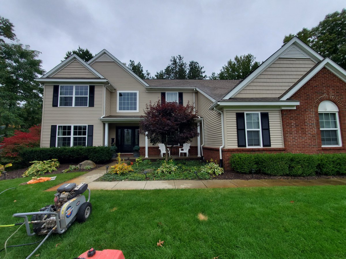 EandSPowerWash's tweet image. House washing in Brighton, Michigan #BeforeandAfter #ShareThisPage #HouseWash #HouseWashing #SoftWash #SoftWashing #HouseSoftWash #PowerWashing  #PressureWashing #HouseSoftWash #HouseSoftWashing #ExteriorHouseWash #ExteriorHouseWashing #ExteriorCleaning #ExteriorHousecleaning