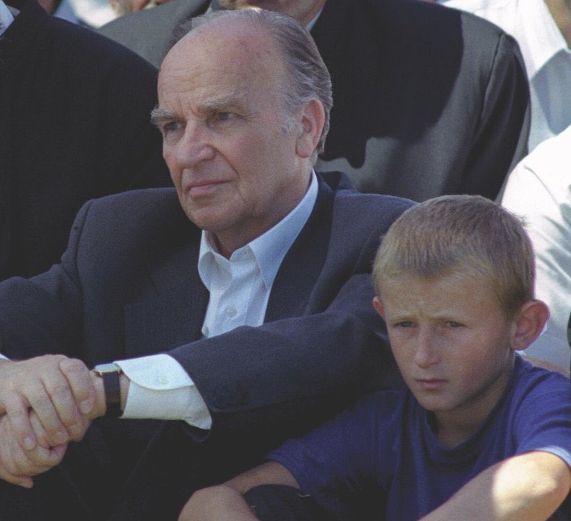 "Bunu hiç unutma evlat! Batı hiçbir zaman uygar olmamıştır ve bugünkü refahı; devam edegelen sömürgeciliği, döktüğü kan, akıttığı gözyaşı ve çektirdiği acılar üzerine kuruludur."
Aliya İzzetbegoviç