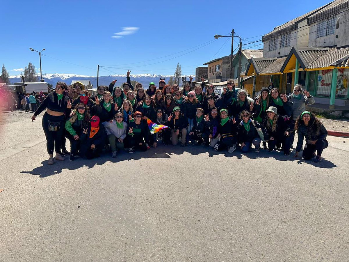 PaulaGimenez_Ok's tweet photo. 36ENCUENTRO PLURI 💜|| BARILOCHE 🏔️

Desde el feminismo y las disidencias populares está naciendo lo nuevo, otra forma de organizarnos, de vivir y de luchar.

Frente a la violencia patriarcal: Sororidad combativa!

NOS VEMOS EN JUJUY💚
Pañuelo verde no vota peluca. https://t.co/IS6wtLDEJi