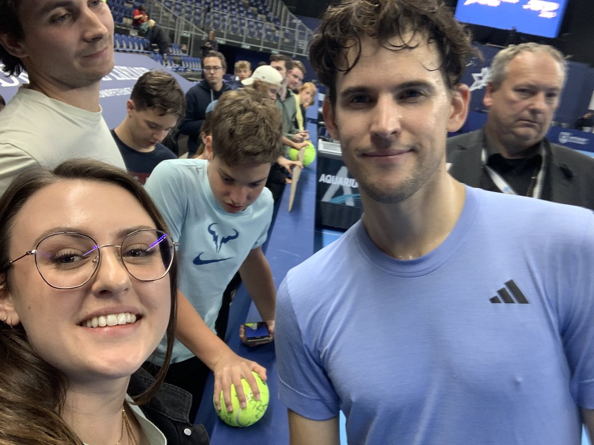 Domi saw the <a href="/dotdotennis/">dotdotennis✏️🎾🏎️🏁🇭🇰</a> sticker and signed it 😭 after so many hours suffering, at midnight, im beyond than happy ❤️