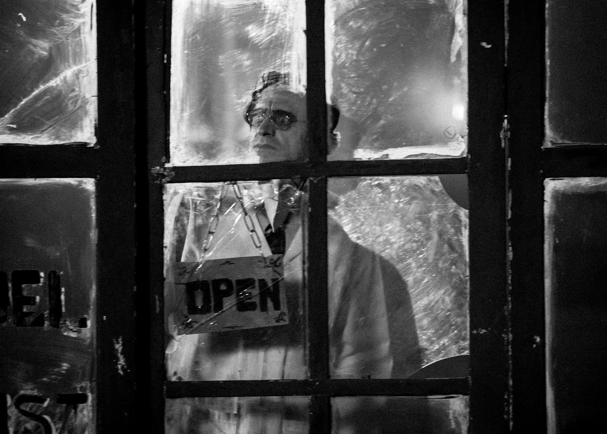 mirzaeem851's tweet image. 🍷🩸Here is my submission to the #CleverCurator #techbubble challenge.🩸🍷

🖤🤍Black and white 🤍🖤

Judges 
@BohoArtRunway 
@Cassi_Moghan 
@lightyshut 

Artists
@Sean_Jaanson 
@art_faez 
@SandraAcostaArt 
@Niloufar__ghr