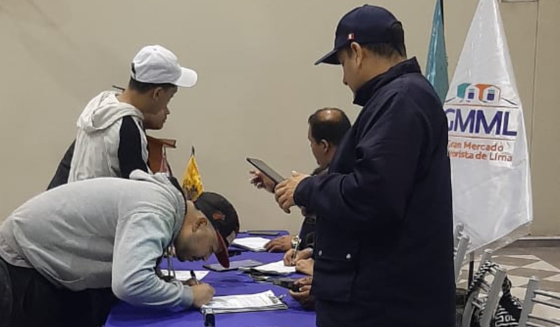 En un esfuerzo conjunto con la División Policial Lima Este 2 y otros organismos estatales, realizamos un mega operativo en las instalaciones del GMML. Más de 100 efectivos participaron para asegurar la tranquilidad de nuestros comerciantes y compradores. #SeguridadGMML